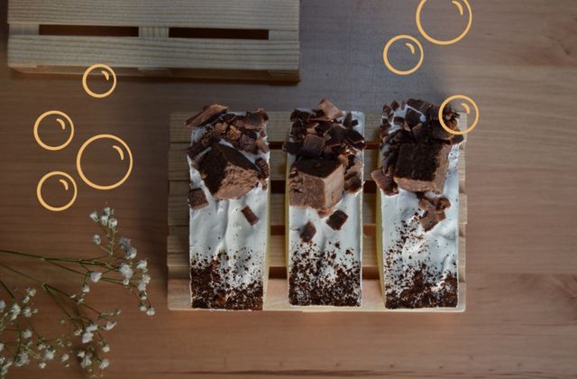 <p> <em> ¿Te gustan tanto los dulces que los ves por todas partes?</em></p>
<p>Si encuentras esto en tu lavabo no te asustes, no es una alucinación, ni te has liado entre la cocina en el baño. Son <span style="color: #808080;"><strong>jaboncitos con formas de pasteles</strong></span> que te harán estar hambriento todo el día. Eso sí, no les hinques el diente, no saben bien…</p>
<p> <em> ¿Te gustan tanto los dulces que los ves por todas partes?</em></p>
<p>Si encuentras esto en tu lavabo no te asustes, no es una alucinación, ni te has liado entre la cocina en el baño. Son <span style="color: #808080;"><strong>jaboncitos con formas de pasteles</strong></span> que te harán estar hambriento todo el día. Eso sí, no les hinques el diente, no saben bien…</p>