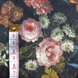 Flores barrocas con fondo oscuro Flores barrocas con fondo oscuro