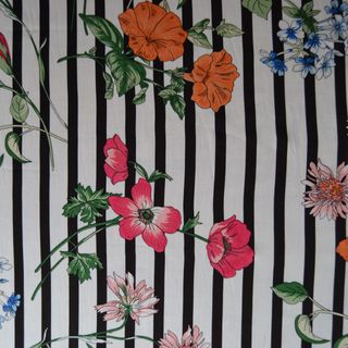 Flores sobre líneas blancas y negras Flores sobre líneas blancas y negras