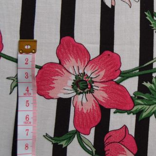 Flores sobre líneas blancas y negras Flores sobre líneas blancas y negras